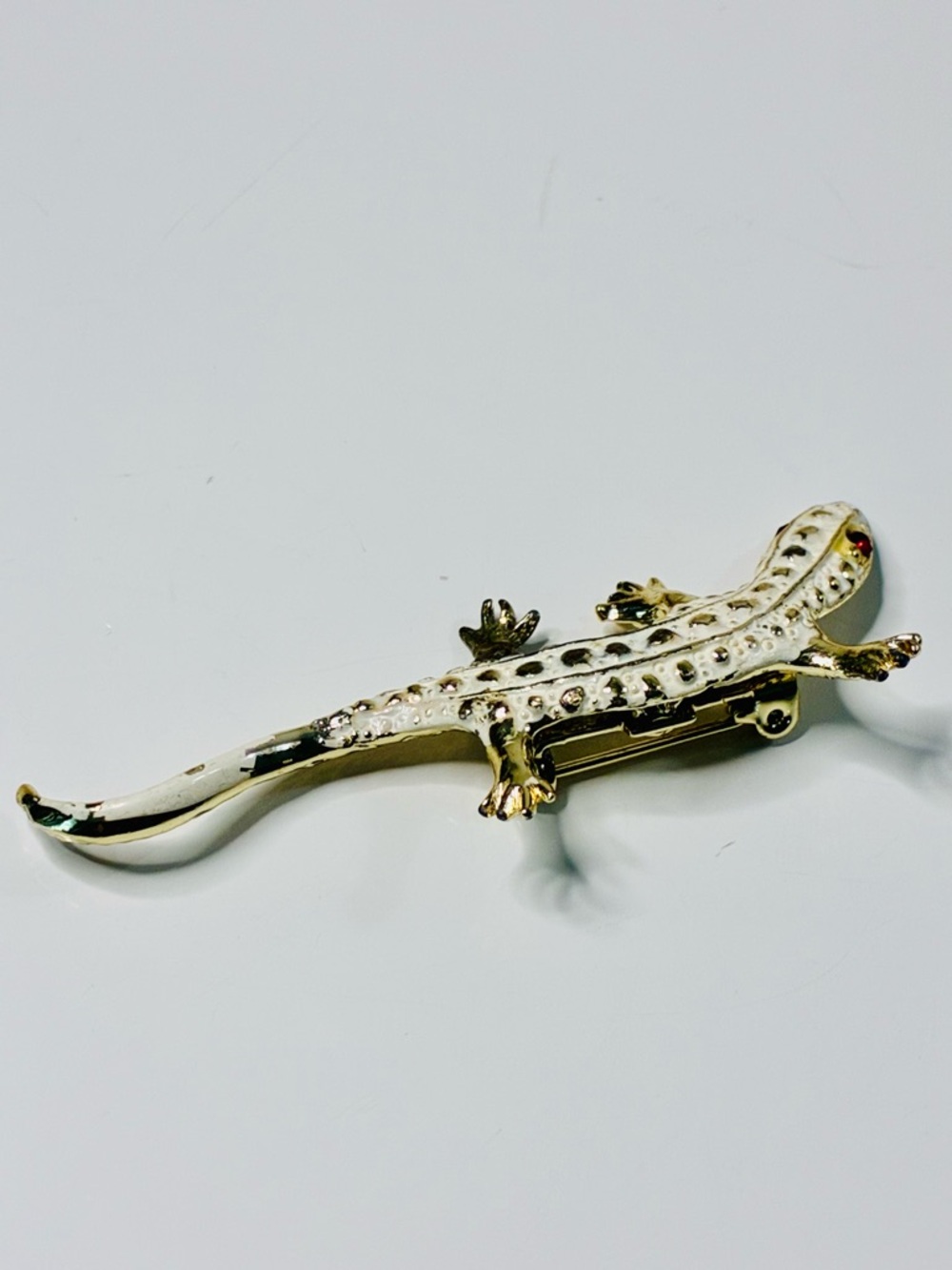 VTG Gold and White Lizard Brooch with Red Eye Lightweight Eclectic Everyday - Picture 5 of 14